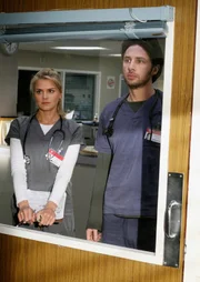J.D. (Zach Braff, r.) nimmt Denise (Eliza Coupe, l.) unter seine Fittiche, und muss feststellen, dass sie nach wie vor sehr grob und kein bisschen mitfühlend ist ...