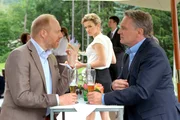 Sabine hat einen Job beim Partyservice - sie serviert Champagner bei einer Networking-Party und trifft auf Josef Steinberg (Simon Schwarz, links) und Hadrian Melzer (Bernhard Schir, rechts).