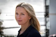 Nora Kaminski (Tanja Wedhorn) muss erkennen, dass sie die „Praxis mit Meerblick“ nicht im Alleingang übernehmen kann.