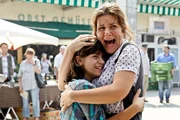 In der Wache taucht ein 12-jähriges Mädchen, Anisa Kostres, auf und will ihre ältere Schwester Samira als vermisst melden. Carl erklärt ihr, dass die SOKO dafür nicht zuständig ist, doch da geht die Meldung ein, dass auf der Reichsbrücke blutige Kleidungsstücke und der Ausweis des verschwundenen Mädchens gefunden wurden. Alles deutet auf ein Gewaltverbrechen hin, bei dem das Opfer in die Donau geworfen wurde. Der Verdacht richtet sich gegen den Freund des Mädchens, der Sohn einer verfeindeten Familie. Die Leiche des Mädchens ist allerdings nicht auffindbar. Im Bild (v.li.): Fiona Hauser (Anisa Kostres), Anita Vulesica (Nurija Kostres).