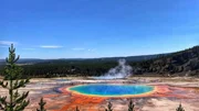 Geothermisches Au&szlig;enbecken im Yellowstone Nationalpark, USA +++ Die Verwendung des sendungsbezogenen Materials ist nur mit dem Hinweis und Verlinkung auf RTL+ gestattet. +++