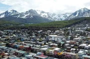 Die vermeintlich südlichste Stadt der Welt liegt in Argentinien und heißt Ushuaia. Sie liegt zu Füßen des letzten Höhenzuges der Anden. Die vermeintlich südlichste Stadt der Welt liegt in Argentinien und heißt Ushuaia. Sie liegt zu Füßen des letzten Höhenzuges der Anden.