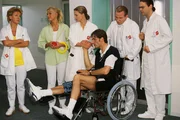 Dr. Schmidt (Walter Sittler, vorne), der sich beim Tennisspielen verletzt hat, hält seine Kollegen nun als Patient auf Trab (v.li.: Mariele Millowitsch, Jenny Elvers, Kerstin Thielemann, Roland Jankowsky, Alexander Schottky). Dr. Schmidt (Walter Sittler, vorne), der sich beim Tennisspielen verletzt hat, hält seine Kollegen nun als Patient auf Trab (v.li.: Mariele Millowitsch, Jenny Elvers, Kerstin Thielemann, Roland Jankowsky, Alexander Schottky).