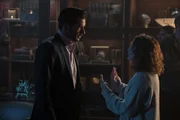 L-R: TOM ELLIS als LUCIFER MORNINGSTAR und Director CLAUDIA YARMY