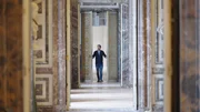 Mirko Drotschmann am Eingang zum "Grand Appartement du Roi" in Versailles.