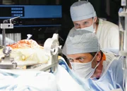 Knifflige Operation: Hugh Laurie als Dr. Gregory House, Jesse Spencer als Dr. Robert Chase.