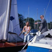 Von ihrem Gatten, Herrn Reger, lässt sich Alexa in der Handhabung des Segelbootes unterrichten. (Gerlinde Döberl, Peter Pasetti).