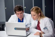 Da sie beide keine M&ouml;glichkeit haben bei einer Endoskopie assistieren zu k&ouml;nnen, weichen Ben Ahlbeck (Philipp Danne, l.) und Julia Berger (Mirka Pigulla, r.) auf die Theorie aus.