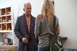 Mel (Bruce Willis) bietet Tes (Malin Akerman) einen Job an.