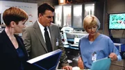 Von Dr. Elizabeth Rodgers (Leslie Hendrix, r.) erfahren Mike (Chris Noth) und Megan (Julianne Nicholson), dass der Ermordete vor seinem Tod Drogen konsumiert haben muss.