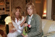 Lisa (Alexandra Neldel, r.) äußert Laura (Olivia Pascal, l.) gegenüber ihre Sorge um David - und findet eine verständnisvolle Zuhörerin.