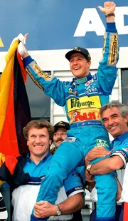 Formel 1-Pilot Michael Schumacher gewann seinen ersten Weltmeistertitel. Michael Schumacher von Benetton-Ford jubelt über seinen WM-Sieg auf den Schultern von Team-Manager Flavio Briatore und Rennleiter Tom Walkinshaw im australischen Adelaide.