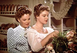 Die Wiener B&auml;ckereibesitzerin Therese (Magda Schneider, links) f&uuml;rchtet, dass ihre Nichte Stanzi (Romy Schneider) von der Liebe entt&auml;uscht werden k&ouml;nnte.