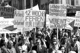 Samir (M.) mit seinem kleinen Bruder auf den Schultern, an einer Demonstration der Typografen-Gewerkschaft "Typografia".