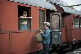 Der junge Ove (Filip Berg) mit seiner zuk&uuml;nftigen Frau Sonja (Ida Engvoll), einer angehenden Lehrerin.