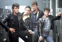 Die l&auml;ssigen Typen von den T-Birds, Johnny (Adrian Zmed, l.), DiMucci (Peter Frechette, 2.v.l.), Goose (Christopher McDonald, 2.v.r.) und Davey (Leif Green, r.) bringen so manches Frauenherz zum Schmelzen ...