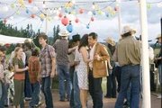 Lou (Michelle Morgan, M.) tanzt mit Scott (Nathaniel Arcand). Links: Mallory (Jessica Amlee) und Ty (Graham Wardel).