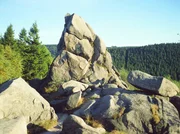 Ein neuer Wanderweg verbindet die alten und neuen deutschen Länder an symbolträchtiger Stelle. Von Osterode hinauf auf den Brocken und hinab durch das wildromantische Bodetal bis nach Thale schlängelt sich der 100 km lange "Hexenstieg" durch den Harz.