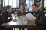 Sebastian Klöckner (Matthi Faust, r.) befragt Heike Trautmann (Amelie Plaas-Link, M.) und Jan Tarp (Ludwig Trepte, l.) zu Katja. Beide waren bei ihr in der Lerngruppe für die wichtige Zwischenprüfung.