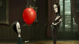 Wednesday Addams (l.) und Morticia Addams   Die Verwendung des sendungsbezogenen Materials ist nur mit dem Hinweis und Verlinkung auf RTL+ gestattet.