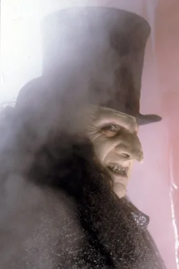 Sein Gegenspieler, Oswald Chesterfield, der Pinguin-Mann (Danny DeVito). Weil seine Gestalt seltsam missraten war, wurde er als Baby von seinen Eltern ausgesetzt, und wuchs in den Abw&auml;sserkan&auml;len Gothams auf.