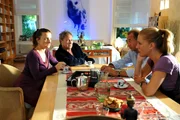 Oberst Dirnberger (Dietrich Siegl, 2.v.r) und Revierinspektorin Penny Lanz (Lilian Klebow, r.) statten den Manningers (Isabel Karajan und Wolfram Berger) einen Besuch ab. Oberst Dirnberger (Dietrich Siegl, 2.v.r) und Revierinspektorin Penny Lanz (Lilian Klebow, r.) statten den Manningers (Isabel Karajan und Wolfram Berger) einen Besuch ab.