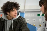 Jonathan Kramer (Mekyas Mulugeta, l.), kommt erneut ins Klinikum und m&ouml;chte ausdr&uuml;cklich von Dr. R&ouml;sler (Paula Schramm, r.) behandelt werden.