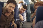 Als sich an Bord von Flug United 93 herumspricht, dass andere entfĂźhrte Flugzeuge in das World Trade Center und das Pentagon gestĂźrzt sind, schlagen die verzweifelten Passagiere zurĂźck...