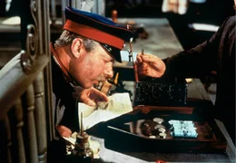 Wilhelm Voigt (Heinz R&uuml;hmann) wei&szlig; inzwischen, dass es im Rathaus von K&ouml;penick keine Passstelle gibt. Sein unglaublicher Handstreich ist damit fehlgeschlagen.