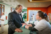 Harald Semmler (Martin Reik) möchte sich nach seinem Kollegen Bruno Oertel erkundigen, der in seinem Büro überfallen und lebensbedrohlich am Kopf verletzt wurde. Frauke (Manuela Wisbeck) kann ihm derzeit nur sagen, dass er sich noch in der OP befindet.