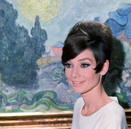 Hegt einen gerissen Plan, um den Ruf ihres Vaters zu retten: Nicole Bonnet (Audrey Hepburn) ...