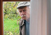 Edwin (Tilo Prückner) beobachtet heimlich, was bei der Heilpraktikerin Bärbel passiert.