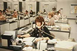 Der B&uuml;roalltag geht Violet Newstead (Lily Tomlin) ziemlich auf die Nerven. Doch alles w&auml;re halb so schlimm, w&auml;re da nicht ihr Chef ...