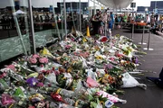 Gedenkstätte am Flughafen Amsterdam Schiphol für die Opfer des Malaysia-Airlines-Flugs MH17. Die Boeing 777 wurde am 17. Juli 2014 über der Ostukraine abgeschossen; alle 298 Menschen an Bord kamen ums Leben. Gedenkstätte am Flughafen Amsterdam Schiphol für die Opfer des Malaysia-Airlines-Flugs MH17. Die Boeing 777 wurde am 17. Juli 2014 über der Ostukraine abgeschossen; alle 298 Menschen an Bord kamen ums Leben.