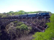Der "Tren a la Tica" auf der 105 Meter hohen Bogenbrücke über den Rio Grande.
