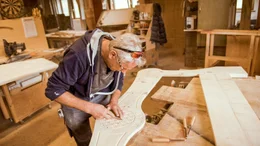 Holzk&uuml;nstler Robert Puschitz in seiner Werkstatt beim Arbeiten.