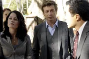Die Leiche der jungen Emma Plaskett wird auf einem Staatsgrundstück gefunden. Patrick Jane (Simon Baker, 2.v.r.) und das Team vom CBI (Amanda Righetti, l., Robin Tunney, 2.v.l. und Tim Kang, r.) werden mit dem Fall betraut. Die Leiche der jungen Emma Plaskett wird auf einem Staatsgrundstück gefunden. Patrick Jane (Simon Baker, 2.v.r.) und das Team vom CBI (Amanda Righetti, l., Robin Tunney, 2.v.l. und Tim Kang, r.) werden mit dem Fall betraut.