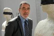 Georg Baumgart (Gunter Schoß) muss die Tuchfabrik dringend verkaufen.