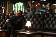 Booth (David Boreanaz) und Brennan (Emily Deschanel) suchen im Nachtclub von Jimmy Nasaris (Nick Annunziata, vorne) nach möglichen Verdächtigen im Mordfall Kwiatowski. Könnte der Nachtclubbesitzer selbst als Täter in Frage kommen? Die Verwendung des sendungsbezogenen Materials ist nur mit dem Hinweis und Verlinkung auf TVNOW gestattet.