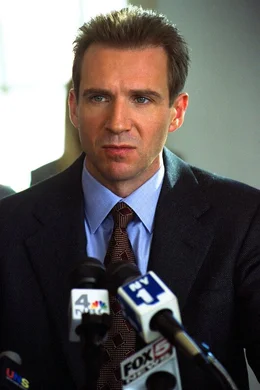 Als Marisa aus Neugier in einem Zimmer, das sie sauber machen soll, in das 5.000-Dollar-Kaschmir-Kleid eines Gastes schl&uuml;pft, steht durch Zufall der smarte Senatskandidat Christopher Marshall (Ralph Fiennes) in der T&uuml;r und ist v&ouml;llig hingerissen von der bildh&uuml;bschen Marisa, die sich als High-Society-Frau Caroline ausgibt ...