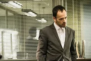 Hat er damals richtig gehandelt? Holmes (Jonny Lee Miller) muss sich vor dem Polizeigericht für einen Verdacht verantworten, den er vor Jahren gegenüber einem Mann ausgesprochen hat, der daraufhin seinen Job verlor und durchdrehte ... Hat er damals richtig gehandelt? Holmes (Jonny Lee Miller) muss sich vor dem Polizeigericht für einen Verdacht verantworten, den er vor Jahren gegenüber einem Mann ausgesprochen hat, der daraufhin seinen Job verlor und durchdrehte ...