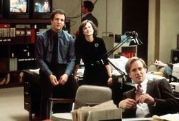 TV-Journalist Aaron Altman (Albert Brooks) und seine Produzentin Jane Craig (Holly Hunter) m&uuml;ssen sich mit Nachwuchskraft Tom Grunick (William Hurt, re.) arrangieren.