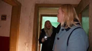 Rechtsanwältin und Strafverteidigerin Stephanie Risse (l.) und Kollegin Rechtsanwältin Ann-Christin Bogdahn begehen Haus eines einsam Verstorbenen.