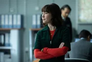 DS Layla Walsh (Vanessa Emme) fragt sich, ob der Ruderclub-Vorsitzende etwas mit dem Tod von Celia Swanson zu tun hat. DS Layla Walsh (Vanessa Emme) fragt sich, ob der Ruderclub-Vorsitzende etwas mit dem Tod von Celia Swanson zu tun hat.