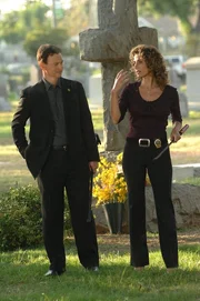 Stella (Melina Kanakaredes) und Mac (Gary Sinise) ermitteln in einem unheimlichen Fall. Ein Toter, der l&auml;ngst beerdigt wurde, ist auf einer Stra&szlig;e inmitten einer Gruppe als Zombie verkleidet hingelegt worden.