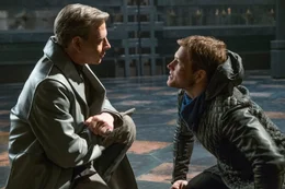 L-R: Sheriff of Nottingham (Ben Mendelsohn) und Robin of Loxley (Taron Egerton)