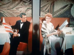 An Bord eines Luxusdampfers lernen sich der charmante Nichtstuer Nick (Cary Grant, l.) und die Nachtclubs&auml;ngerin Terry (Deborah Kerr, r.) kennen. Schon bald f&uuml;hlen sich die beiden zueinander hingezogen, doch zun&auml;chst k&auml;mpfen sie dagegen an ....