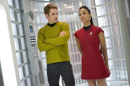 Captain Kirk (Chris Pine) ber&auml;t sich mit Lieutenant Nyota Uhura (Zo&euml; Salda&ntilde;a). Sie ist bereit, mit den Feinden auf Klingonisch zu verhandeln.