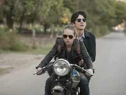L-R: Tulsa (Britt Robertson) und Gardner Elliot (Asa Butterfield)
