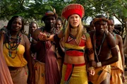 Als sich Lisa (Wolke Hegenbarth, 2.v.r.) pl&ouml;tzlich in einem au&szlig;ergew&ouml;hnlichen afrikanischen Gewande wiederfindet, wird ihr klar, dass sie schon wieder ein Brautkleid tr&auml;gt. Da rastet sie aus ...